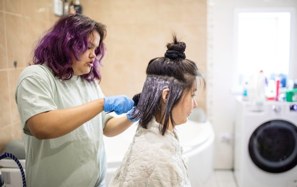 fpkdl.com_960_1758903426_teens-dye-their-hair-white-apply-dye-her-hair-home_1048944-3282458