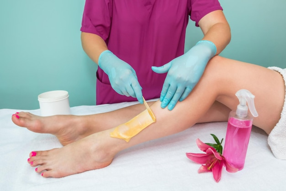fpkdl.com_960_1758903850_leg-sugaring-beautician-makes-sugar-paste-depilation-woman-s-legs-beauty-salon-female-aesthetic-cosmetology-apply-sugar-paste-with-wooden-spatula_357889-5213
