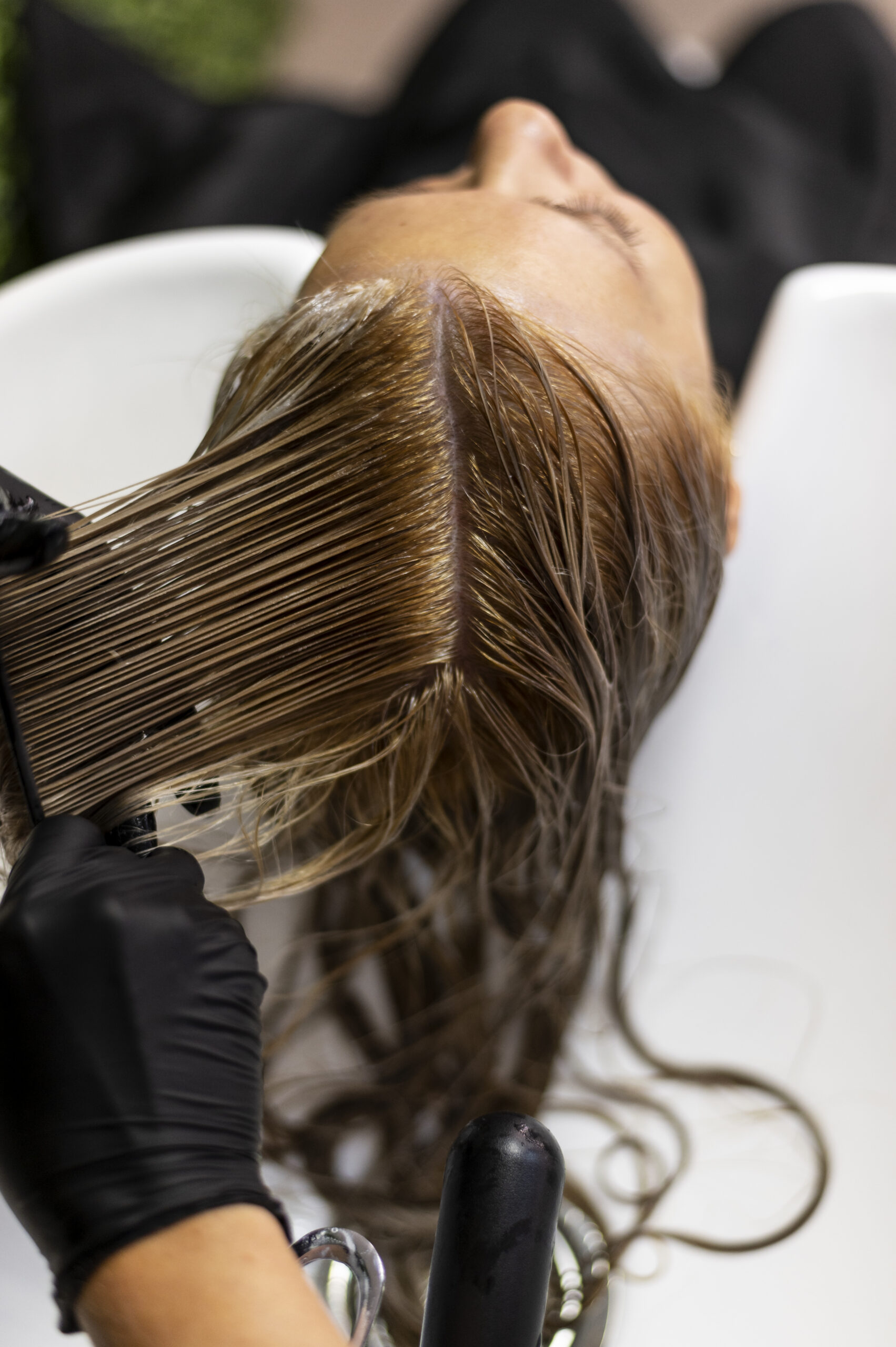 woman-getting-her-hair-washed-beauty-salon